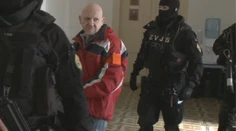 Tvrdí, že pred 15 rokmi nevraždil. Súd mu obnovu konania zamietol, on stratil v miestnosti nervy