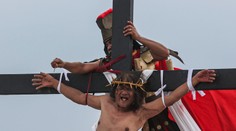 OBRAZOM: Na Filipínach sa na Veľký piatok nechalo niekoľko najradikálnejších veriacich po vzore Ježiša Krista ukrižovať