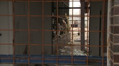 Páchnuce črevá ležali v budove bez povšimnutia až pol roka