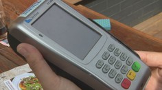 Nová povinnosť pre obchodníkov. Zákazníci by mali po novom všade zaplatiť bezhotovostne