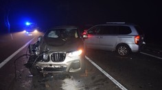 Vodič BMW vrazil do odstaveného Fordu. Pracovník odťahovky má doživotné následky