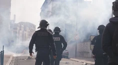 Študentské protesty prerástli do násilia. Chlapec prišiel po výbuchu granátu o ruku