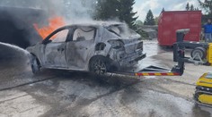 Podpálili elektroauto, aby sa ho naučili bezpečne uhasiť. Experiment v Lešti však odhalil nedostatky