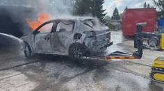 Podpálili elektroauto, aby sa ho naučili bezpečne uhasiť. Experiment v Lešti však odhalil nedostatky