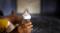 Otrasný prípad krkavčej matky. Synovi do fľašky s mliekom naliala alkohol, za vraždu jej hrozí výnimočný trest