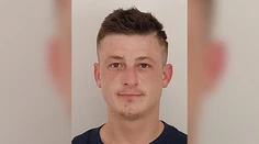 Mimoriadne pátranie: Polícia hľadá agresora, ktorý pre 15 eur brutálne dobil dvoch náhodných mužov