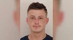 Mimoriadne pátranie: Polícia hľadá agresora, ktorý pre 15 eur brutálne dobil dvoch náhodných mužov