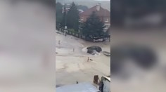 VIDEO: Aj Myjava sa ocitla pod vodou, autá sa ulicami takmer plavili. Najviac však ľudí vystrašila intenzita bleskov