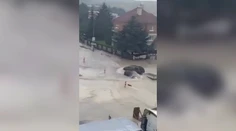 VIDEO: Aj Myjava sa ocitla pod vodou, autá sa ulicami takmer plavili. Najviac však ľudí vystrašila intenzita bleskov