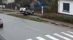 VIDEO: Stačilo málo a auto skončilo na streche. Prekvapí vás reakcia dvoch svedkýň