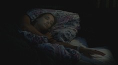 K vašej posteli sa blíži neznáma osoba, no neviete sa pohnúť ani kričať. Ako vzniká spánková paralýza?