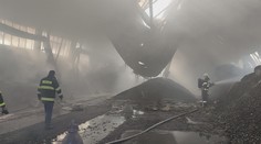 V Trebišove stále tlie obrovský hangár. Pri požiari plastov unikli do ovzdušia škodlivé splodiny