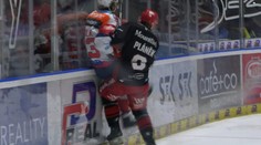 VIDEO: Za nešetrný a nebezpečný faul dostal tvrdý trest. Oporu Pardubíc prepustili z nemocnice