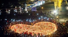 Poľsko sa lúči so zavraždeným starostom Gdanska. Vyskladali mu srdce zo sviečok