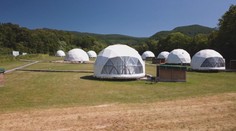 Zabudnite na klasické hotely: Ubytovanie v korunách stromov či folklórnom domčeku láka Slovákov