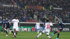 Diváci v Bergame videli v osemfinále Európskej ligy gólovú prestrelku. Barcelona nečakane zakopla