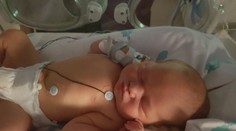 Mamička priviedla na svet dcérku cez Vianoce, sestričke vypadla z rúk a praskla jej lebka