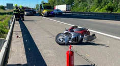 Na frekventovanom ťahu sa zrazila motorka s autom, zasahovali tam záchranári