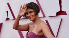 OSCARY 2021: Skromný červený koberec, nestarnúca Halle Berry