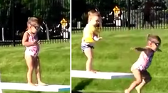 Dievčatko sa bálo skočiť do vody. Pozrite, čo jej urobil kamarát