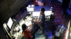 Muž v Prievidzi brutálne napadol krupiérku. Je na úteku