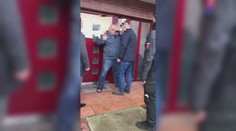 Predstavuje sa ako budúci majiteľ Markízy, má exekúcie za 780-tisíc. Takto to vyzeralo, keď ho navštívil exekútor