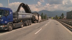 V horúčavách nás na cestách trápi aj asfalt. Prečo sa vlní alebo lepí?