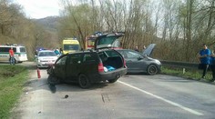 Pri Udiči sa zrazili tri vozidlá, zranili sa traja ľudia