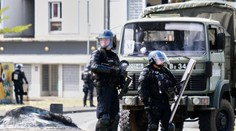 Útok na väzenskú dodávku vo Francúzsku. Zahynuli dvaja policajti a väzeň je na úteku