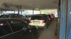 Boj o každý centimeter miesta. Parkovanie pri nemocnici v Košiciach sa roky nedarí vyriešiť