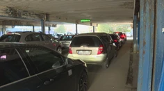 Boj o každý centimeter miesta. Parkovanie pri nemocnici v Košiciach sa roky nedarí vyriešiť