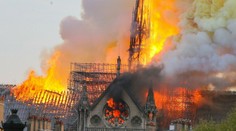 Bol postup správny? Špekulácií o hasení požiaru katedrály Notre Dame pribúda