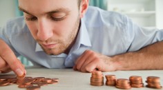 Mladí po nástupe do práce zbytočne míňajú peniaze, mohli by si za ne dovoliť aj byt