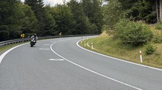 Novinka na českých cestách. Nezvyčajná dopravná značka má chrániť život motorkárom