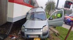 Zrážka vlaku s autom pri Žiline. Vozidlo ostalo zdemolované, spolujazdkyňu previezli do nemocnice
