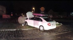 V Šahách na okružnej križovatke osadili balvany. Vodiči do nich narážajú