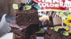 Temné brownies so sladkým drievkom a netopiermi