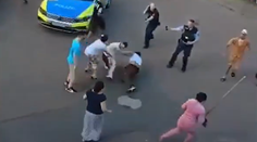VIDEO: Policajti sa len bezmocne prizerali. V Nemecku sa brutálne pobili rodinné klany, jeden je zo Slovenska