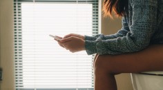 Vysedávanie na toalete s mobilom zvyšuje riziko vzniku ochorenia, ktoré sa doteraz spájalo s vyšším vekom