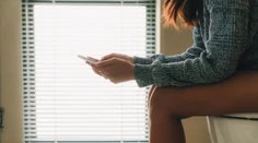 Vysedávanie na toalete s mobilom zvyšuje riziko vzniku ochorenia, ktoré sa doteraz spájalo s vyšším vekom