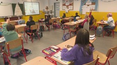 V každej druhej škole chýbajú učitelia. Mladých pedagógov odrádzajú platy, ale aj tlak spoločnosti