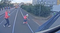 VIDEO: Jedna chyba mohla matku s deťmi stáť život. Dopravný podnik zverejnil mrazivé zábery