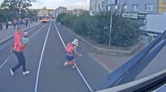VIDEO: Jedna chyba mohla matku s deťmi stáť život. Dopravný podnik zverejnil mrazivé zábery