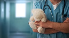 Najväčší pedofilný škandál vo Francúzsku: Chirurg znásilnil aj dievča krátko po operácii