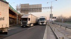 Kamióny blokujú diaľnice pri Bratislave