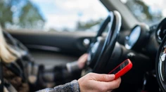 Mobil v ruke vás môže vyjsť poriadne draho. Polícia už vodiča nemusí ani zastaviť