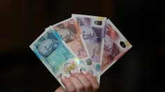 Nová tvár libry. V Británii uviedli do obehu bankovky s podobizňou kráľa Karola III.