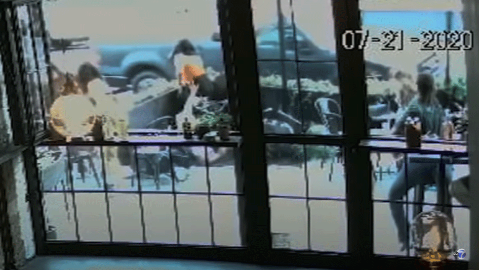 Auto vletelo do ľudí sediacich na terase v reštaurácii. Traja skončili v nemocnici