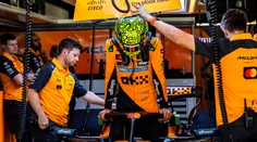 Rakúsko začalo bez prekvapení: McLareny dominovali na druhom tréningu, na prvom skúšali tínedžera