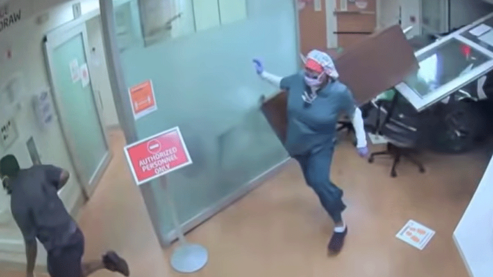 Neuveriteľná nehoda. Žena autom vrazila do nemocnice, usmrtila jedného človeka